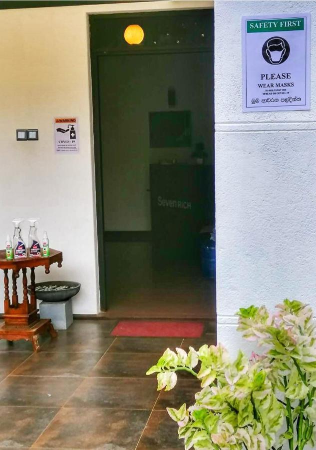 אנוראדפורה Seven Rich Villa מראה חיצוני תמונה