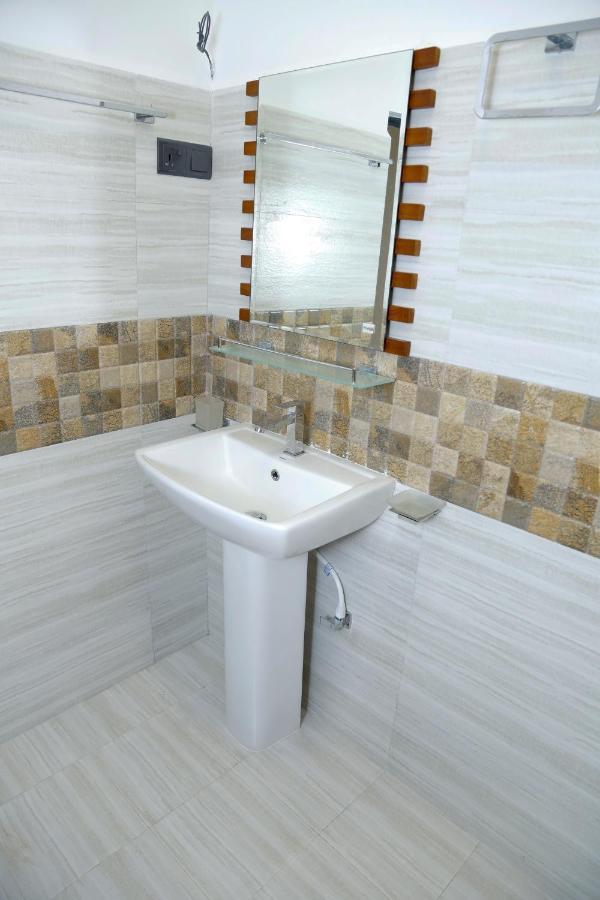 אנוראדפורה Seven Rich Villa מראה חיצוני תמונה
