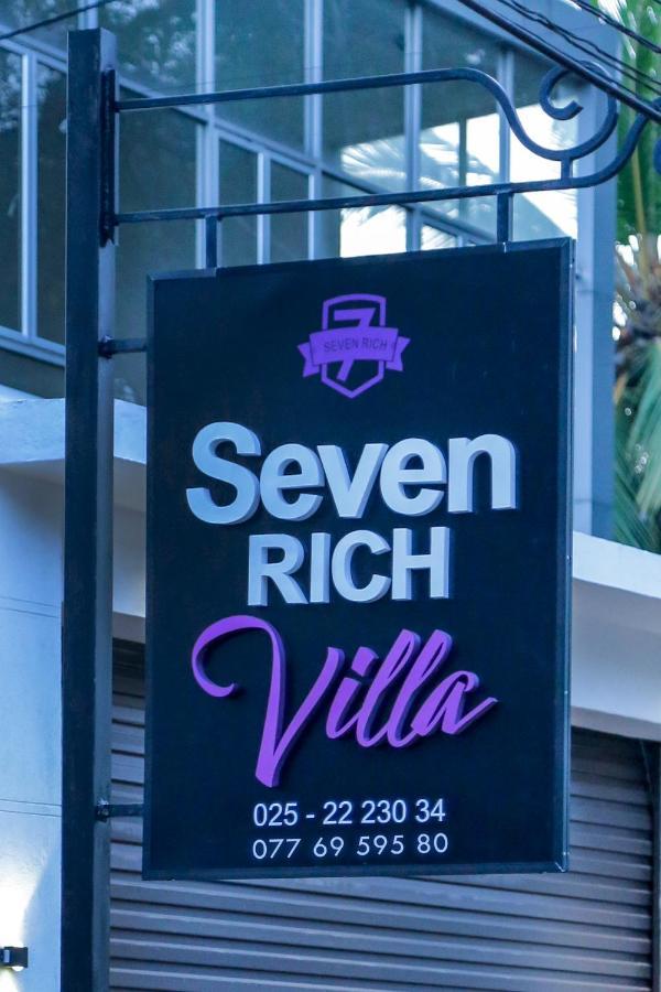 אנוראדפורה Seven Rich Villa מראה חיצוני תמונה